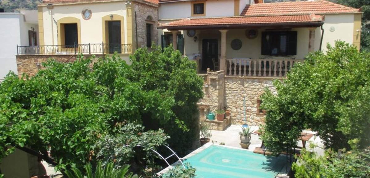 Χίος. Πώληση Μεζονέτας και Αυτόνομης Γκαρσονιέρας.