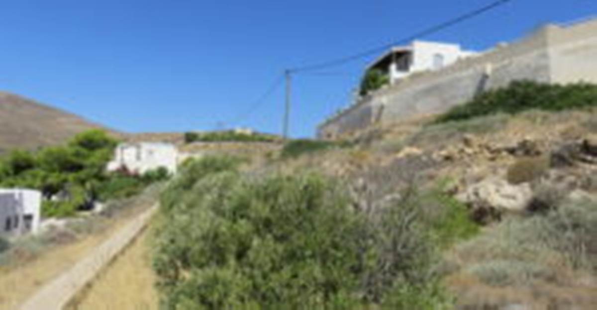 Σύρος. Πώληση Παραθαλάσσιου Οικοπέδου 1396 Μ2.