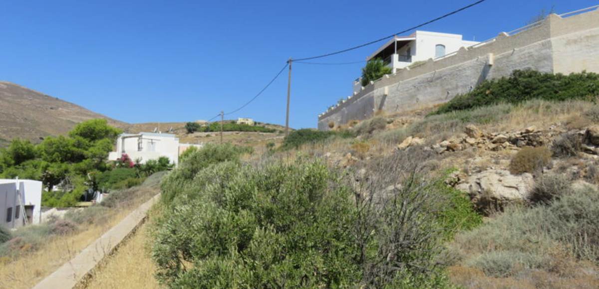 Σύρος. Πώληση Παραθαλάσσιου Οικοπέδου 1396 Μ2.