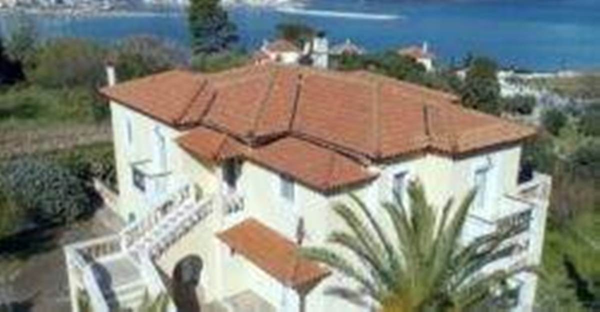 Σκόπελος. Πώληση Οροφοδιαμερίσματος150 Μ2.