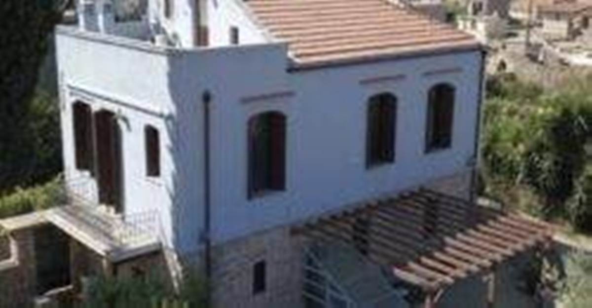 Χίος. Πώληση Ξενοδοχείου 2 ορόφων 194 Μ2.