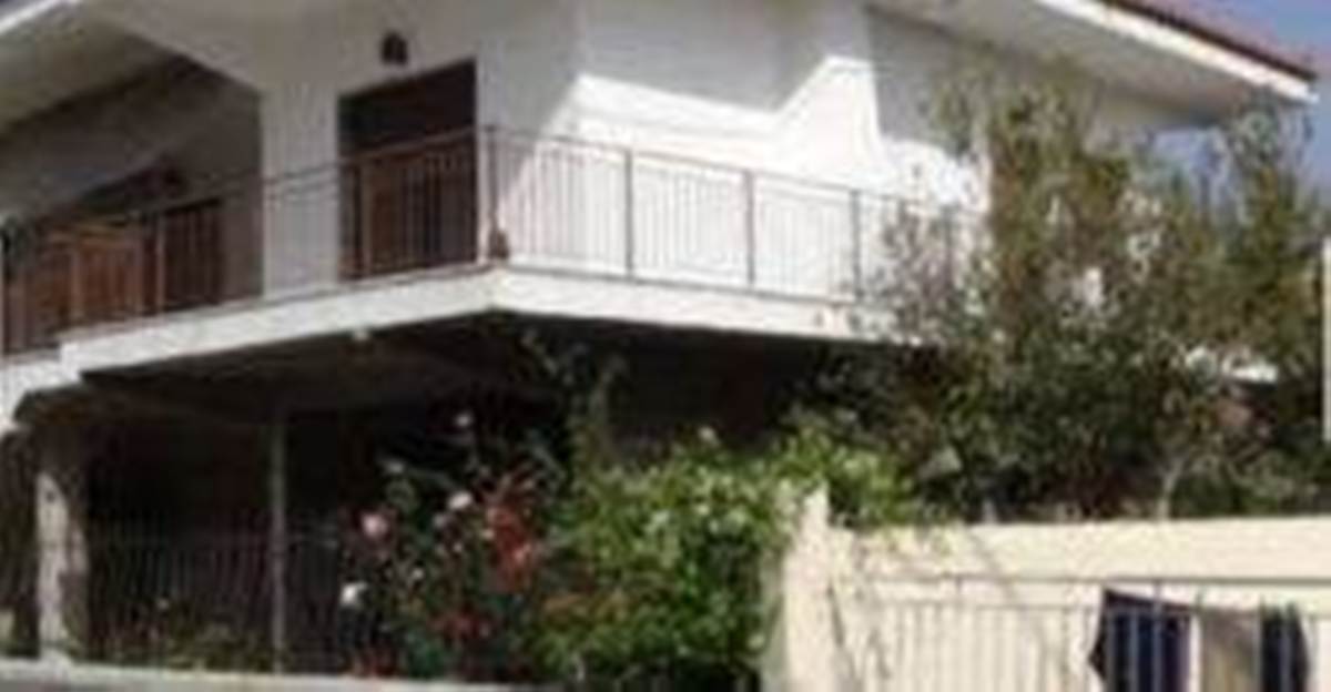 Μύρινα Λήμνου. Πώληση Διώροφου  Κτηρίου 261 Μ2.