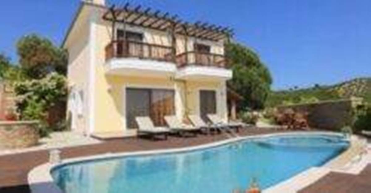 Τρούλλος Σκιάθου. Πώληση Συγκροτήματος – 3 Βίλες.