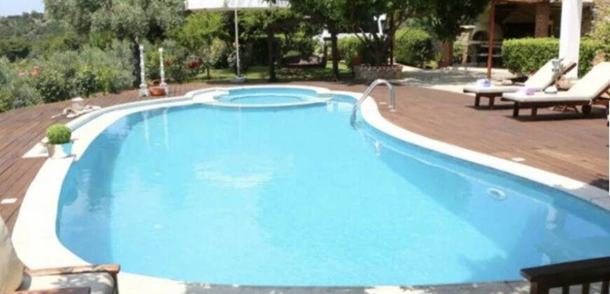 Τρούλλος Σκιάθου. Πώληση Συγκροτήματος – 3 Βίλες.