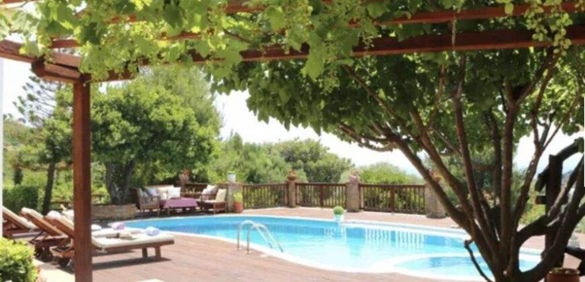 Τρούλλος Σκιάθου. Πώληση Συγκροτήματος – 3 Βίλες.