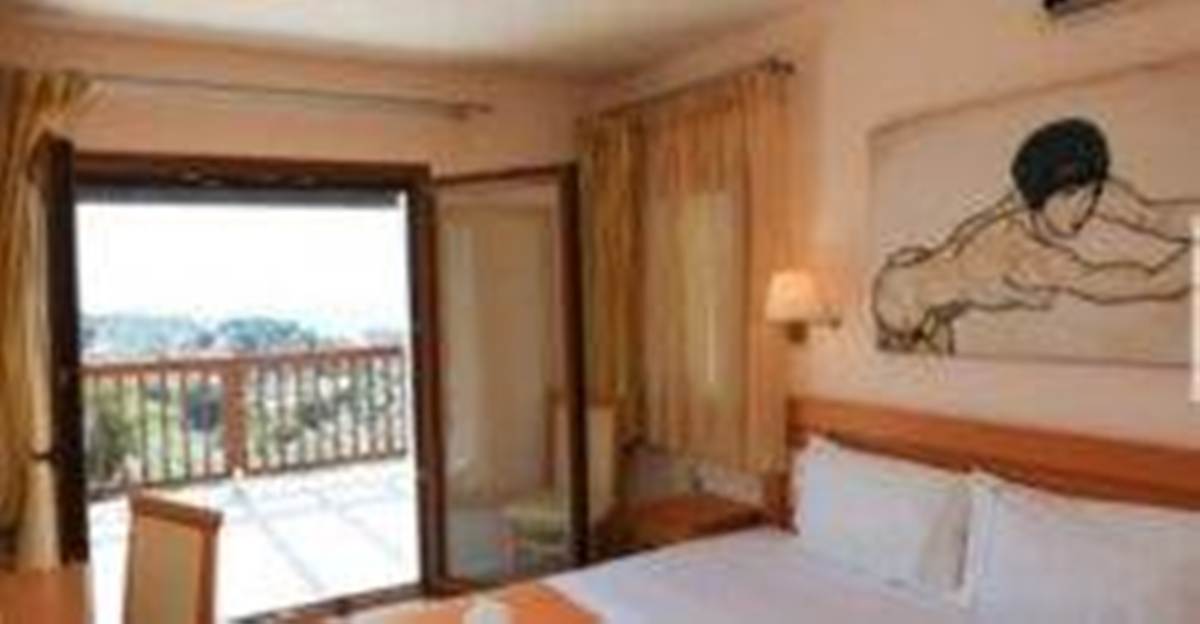 Τρούλλος Σκιάθου. Πώληση Συγκροτήματος – 3 Βίλες.