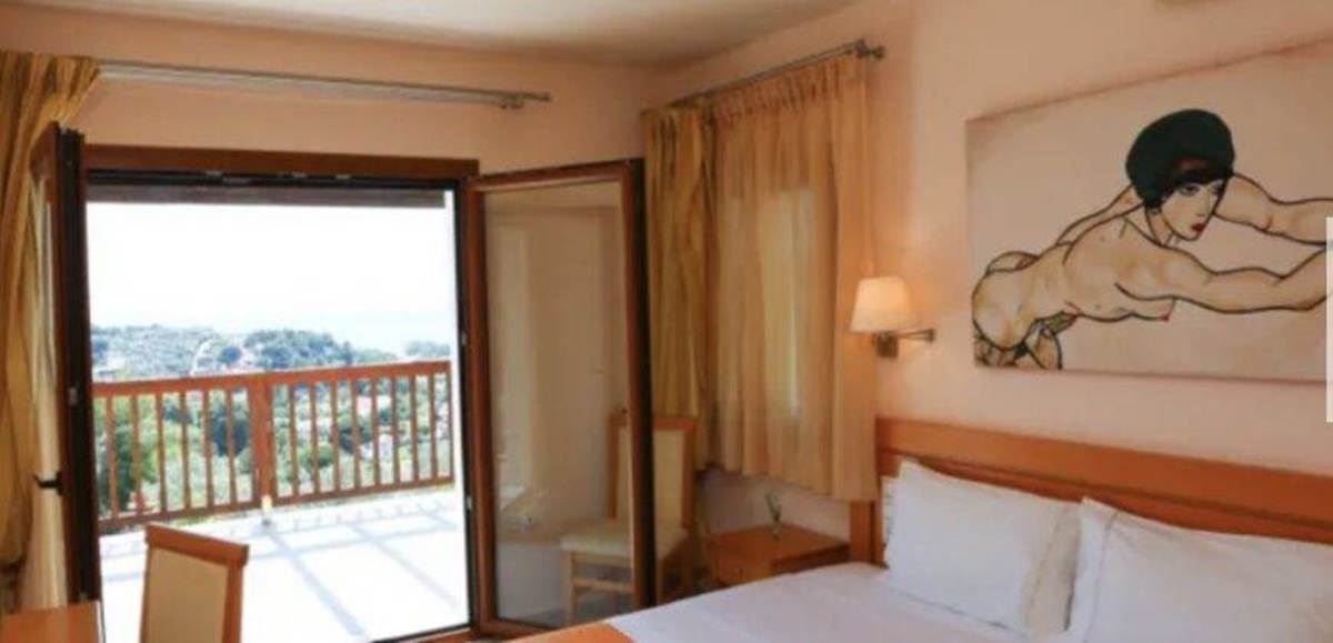 Τρούλλος Σκιάθου. Πώληση Συγκροτήματος – 3 Βίλες.