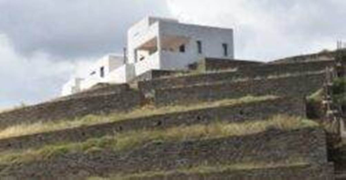 Άνδρος Μπατσί. Πώληση – 2 Βίλες 389 Μ2.