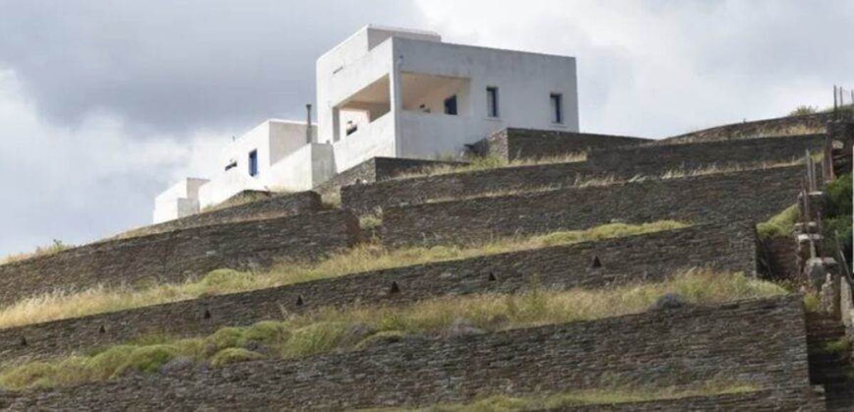 Άνδρος Μπατσί. Πώληση – 2 Βίλες 389 Μ2.