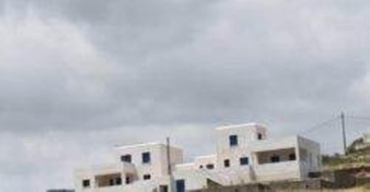 Άνδρος Μπατσί. Πώληση – 2 Βίλες 389 Μ2.