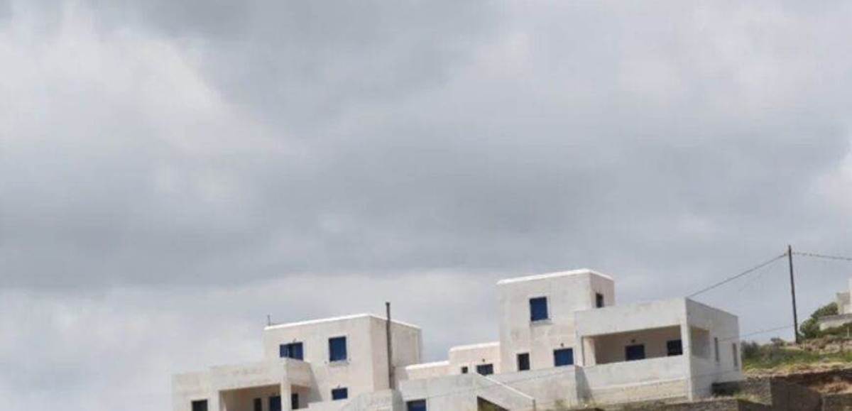 Άνδρος Μπατσί. Πώληση – 2 Βίλες 389 Μ2.