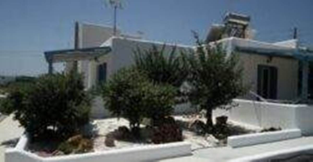 Μήλος Αδάμαντας. Πώληση Μεζονέτας και 3 Studios.