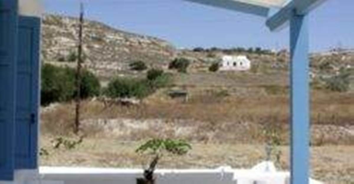 Μήλος Αδάμαντας. Πώληση Μεζονέτας και 3 Studios.