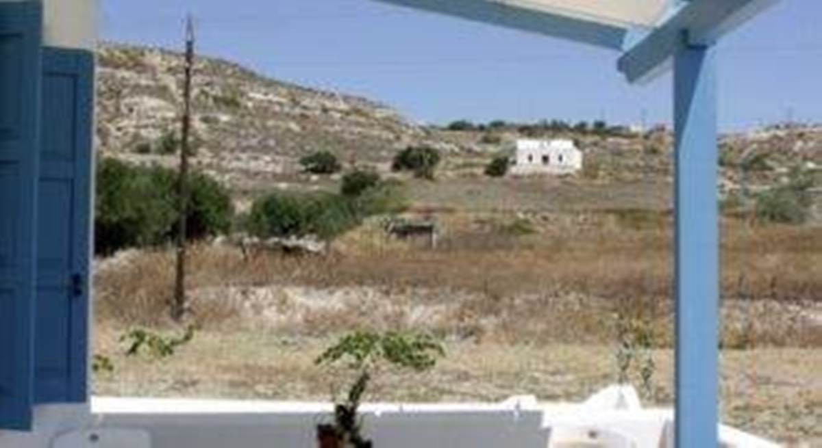 Μήλος Αδάμαντας. Πώληση Μεζονέτας και 3 Studios.