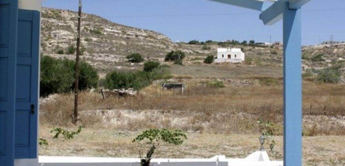 Μήλος Αδάμαντας. Πώληση Μεζονέτας και 3 Studios.