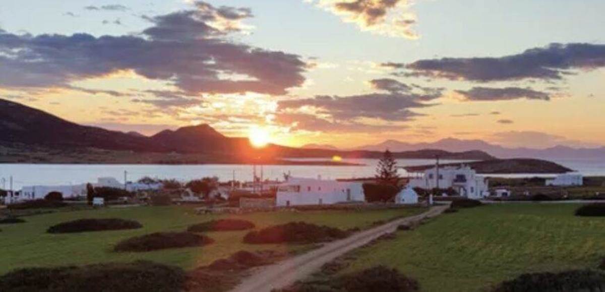 Αντίπαρος, Αγ. Γεώργιος. Πώληση Συγκροτήματος 4 Διαμερισμάτων 302 Μ2.