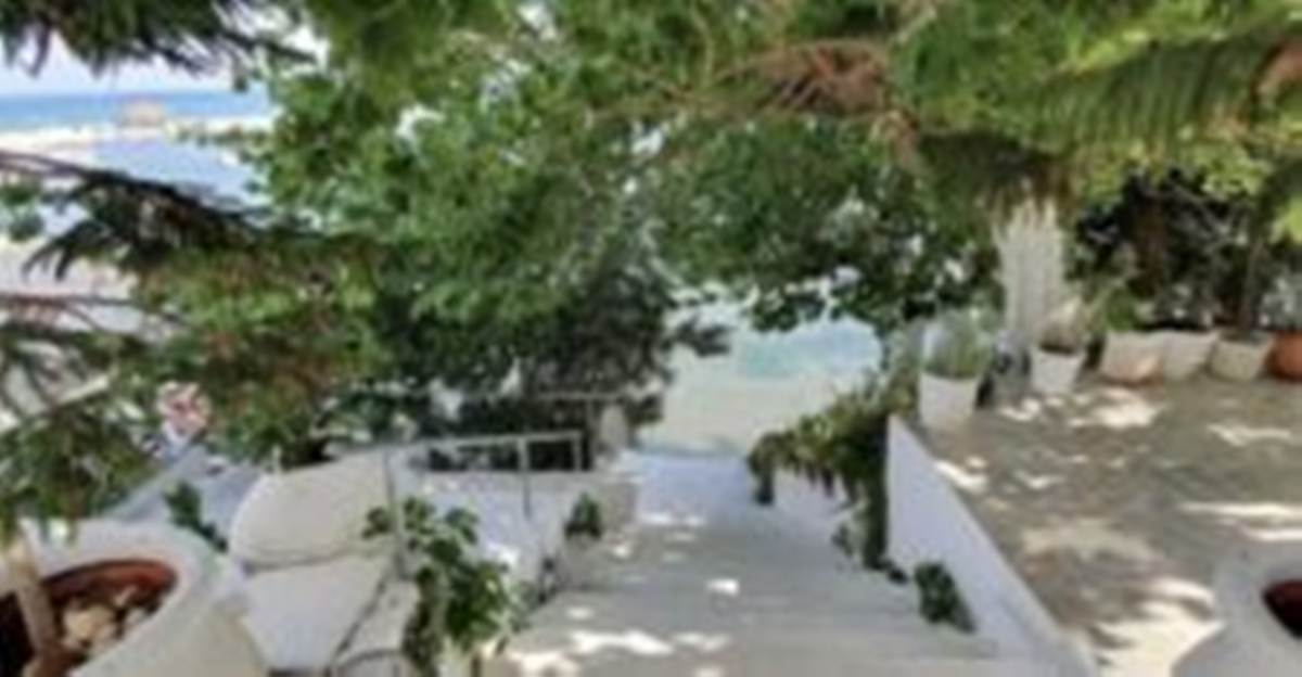 Αμάρυνθος Εύβοιας. Πώληση 2 οικοπέδων 1.000 Μ2. με κτήριο 300 Μ2.