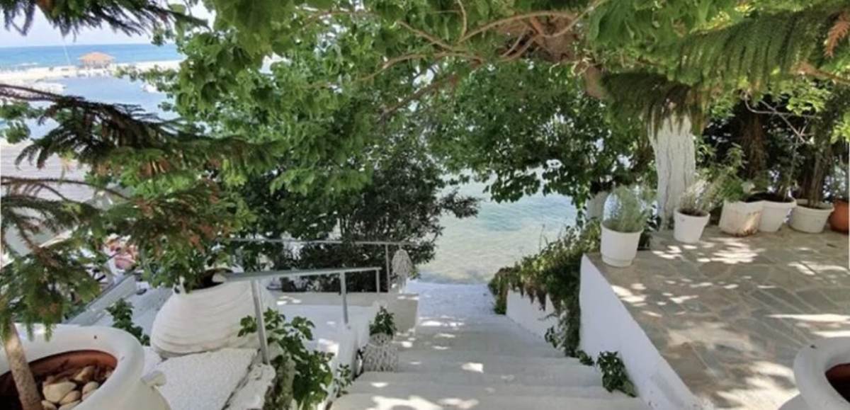 Αμάρυνθος Εύβοιας. Πώληση 2 οικοπέδων 1.000 Μ2. με κτήριο 300 Μ2.