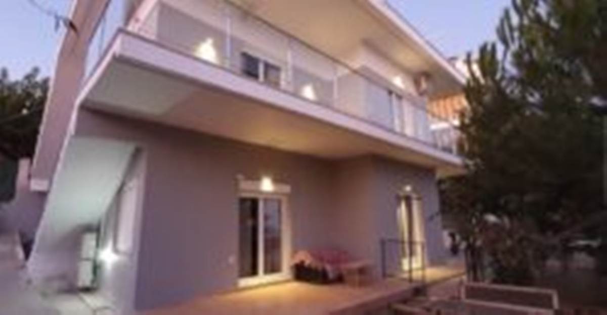 Αμάρυνθος Εύβοιας. Πώληση 2 οικοπέδων 1.000 Μ2. με κτήριο 300 Μ2.