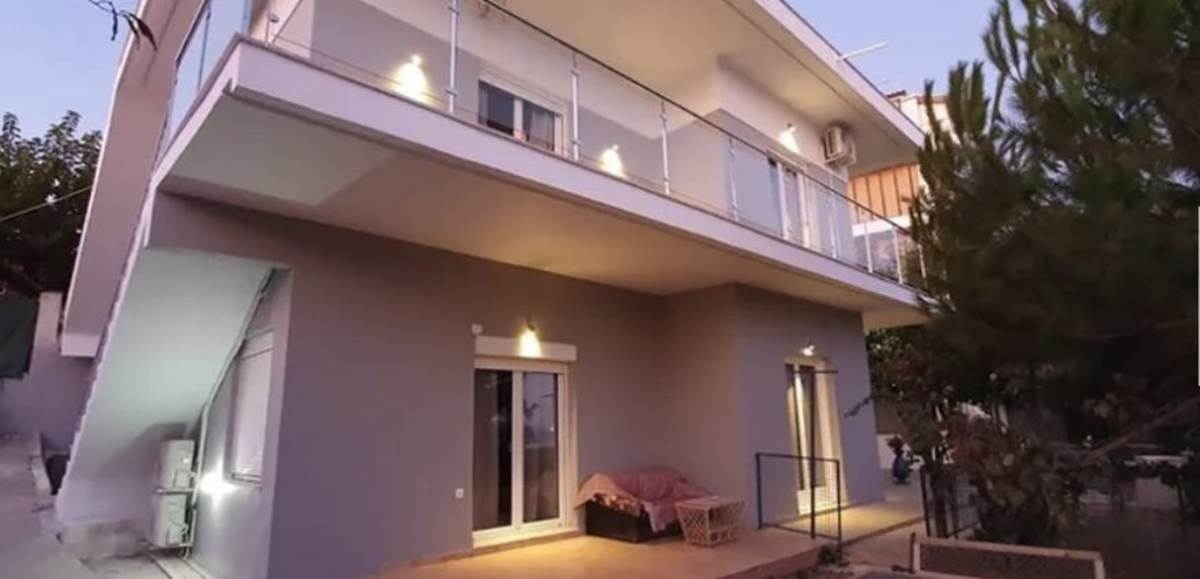 Αμάρυνθος Εύβοιας. Πώληση 2 οικοπέδων 1.000 Μ2. με κτήριο 300 Μ2.