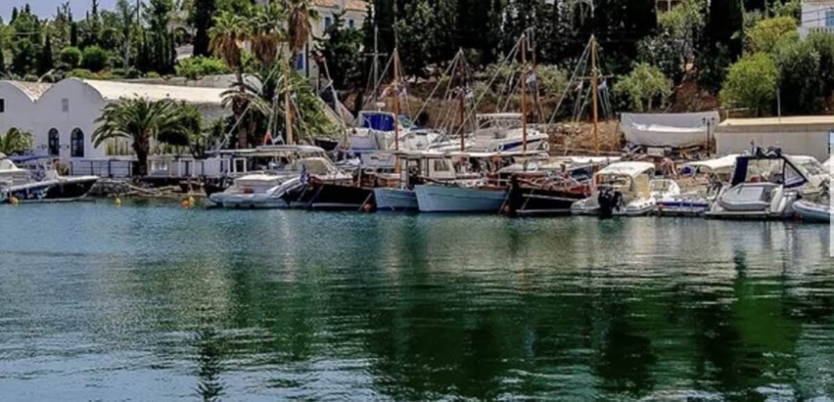 Σπέτσες. Πώληση Οικοπέδου 600 Μ2 ( 2 Χ 300 Μ2)