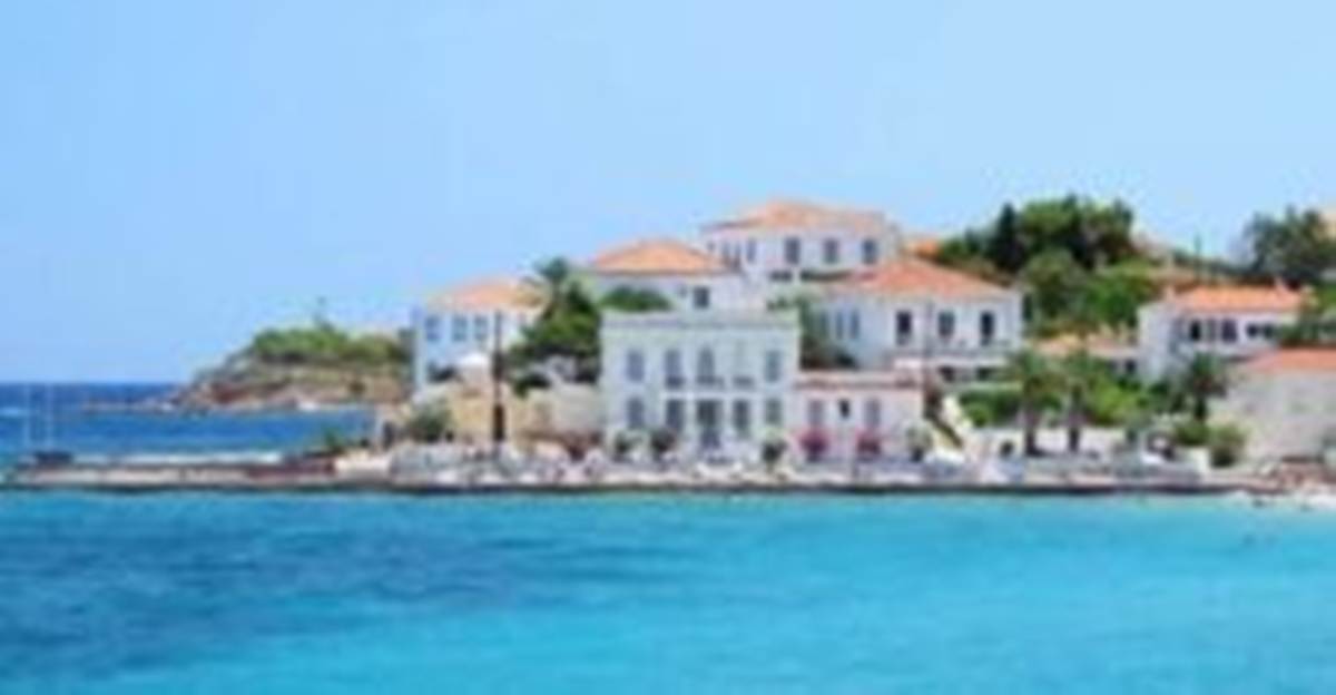 Σπέτσες. 1ος όροφος. Πώληση Παραθαλασσίου Αρχοντικού.