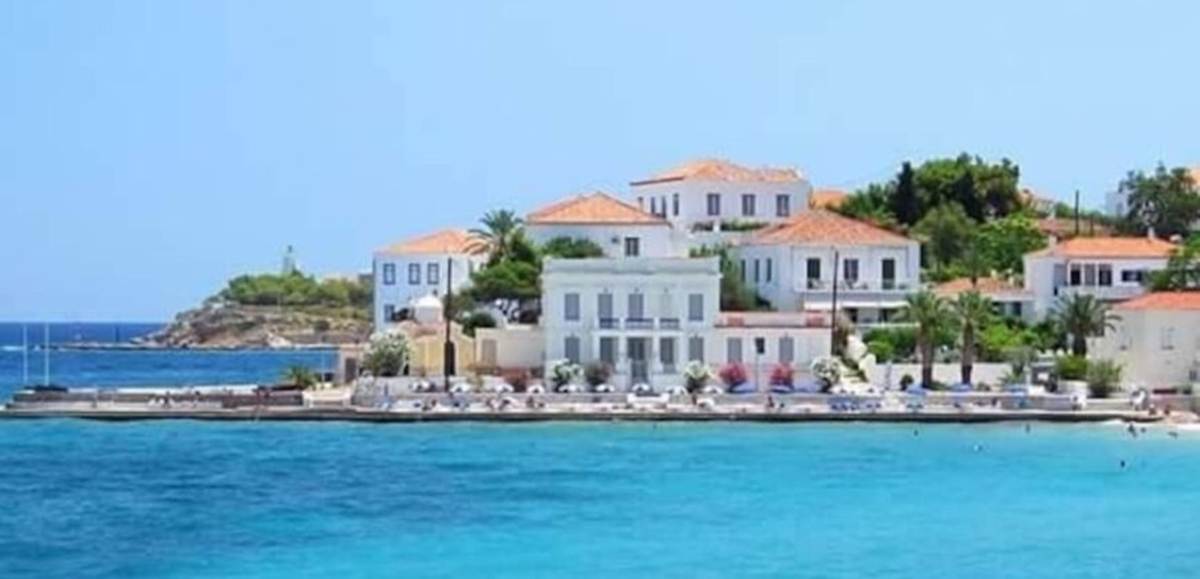 Σπέτσες. 1ος όροφος. Πώληση Παραθαλασσίου Αρχοντικού.