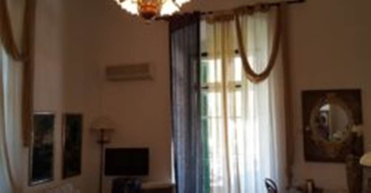 Σπέτσες. 1ος όροφος. Πώληση Παραθαλασσίου Αρχοντικού.