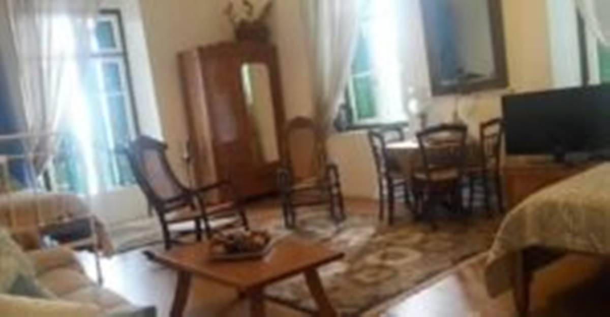 Σπέτσες. 1ος όροφος. Πώληση Παραθαλασσίου Αρχοντικού.