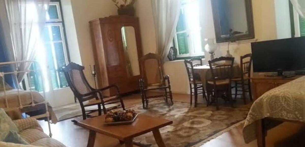 Σπέτσες. 1ος όροφος. Πώληση Παραθαλασσίου Αρχοντικού.