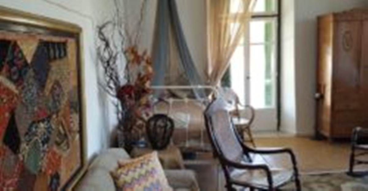 Σπέτσες. 1ος όροφος. Πώληση Παραθαλασσίου Αρχοντικού.