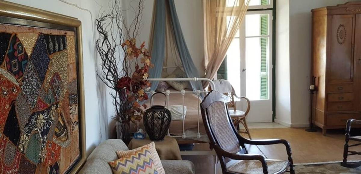 Σπέτσες. 1ος όροφος. Πώληση Παραθαλασσίου Αρχοντικού.