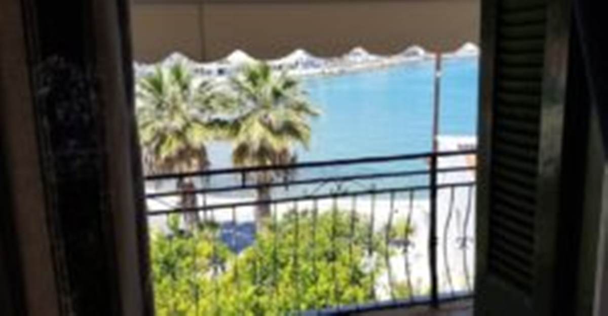 Σπέτσες. 1ος όροφος. Πώληση Παραθαλασσίου Αρχοντικού.