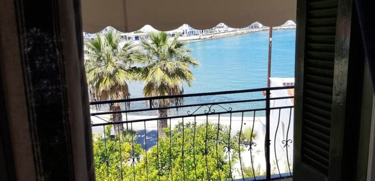 Σπέτσες. 1ος όροφος. Πώληση Παραθαλασσίου Αρχοντικού.