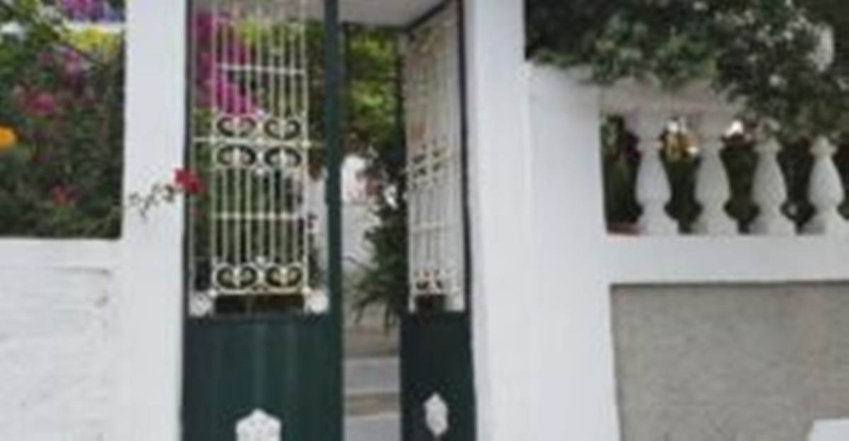 Σπέτσες. 1ος όροφος. Πώληση Παραθαλασσίου Αρχοντικού.