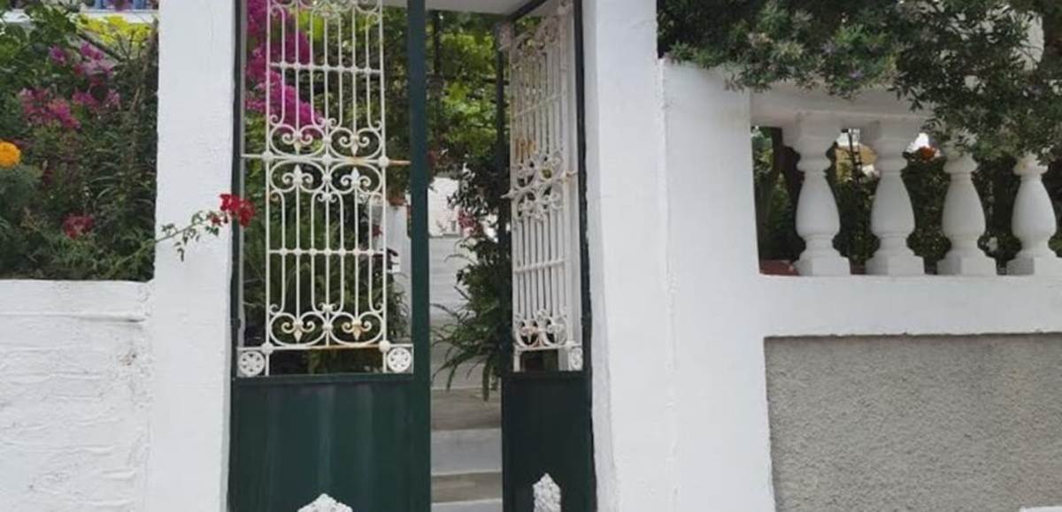 Σπέτσες. 1ος όροφος. Πώληση Παραθαλασσίου Αρχοντικού.