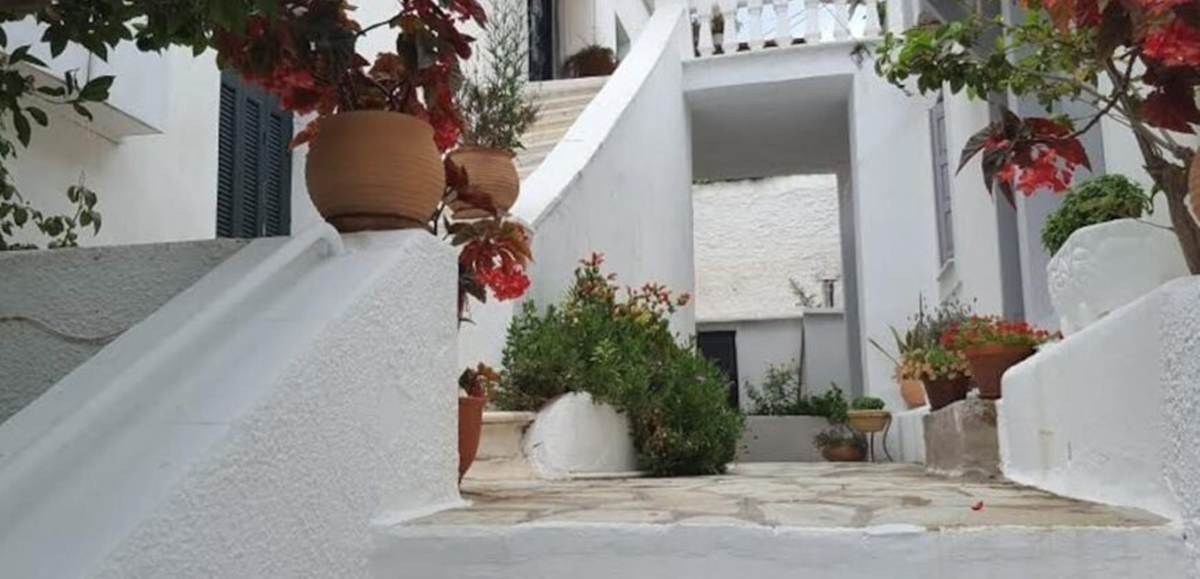 Σπέτσες. 1ος όροφος. Πώληση Παραθαλασσίου Αρχοντικού.