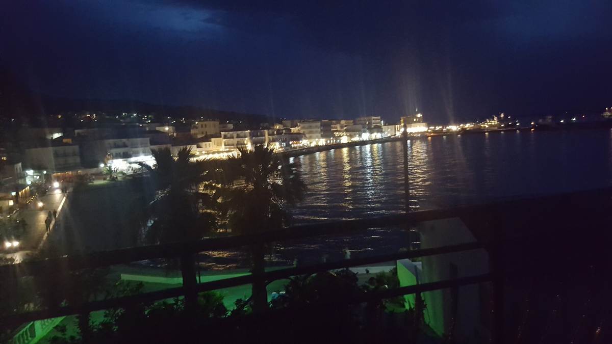 Σπέτσες. 1ος όροφος. Πώληση Παραθαλασσίου Αρχοντικού.