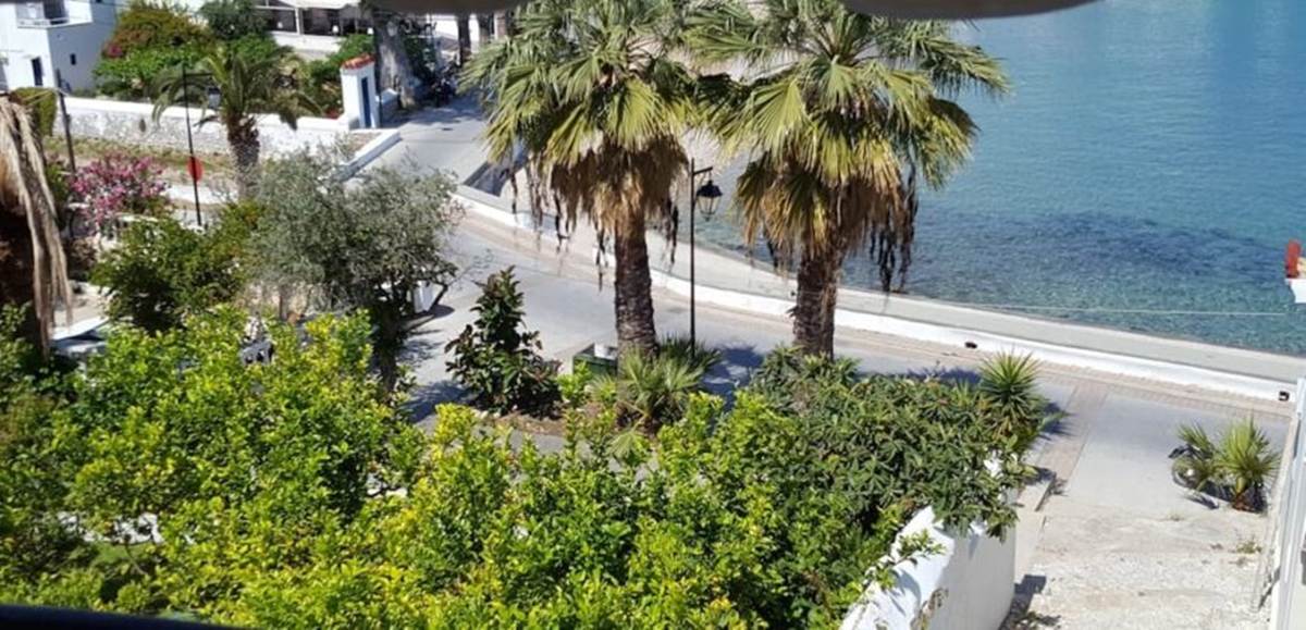 Σπέτσες. 1ος όροφος. Πώληση Παραθαλασσίου Αρχοντικού.