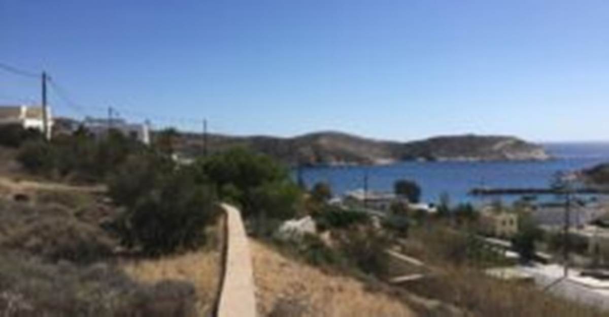 Σύρος. Πώληση Παραθαλάσσιου Οικοπέδου 1396 Μ2.
