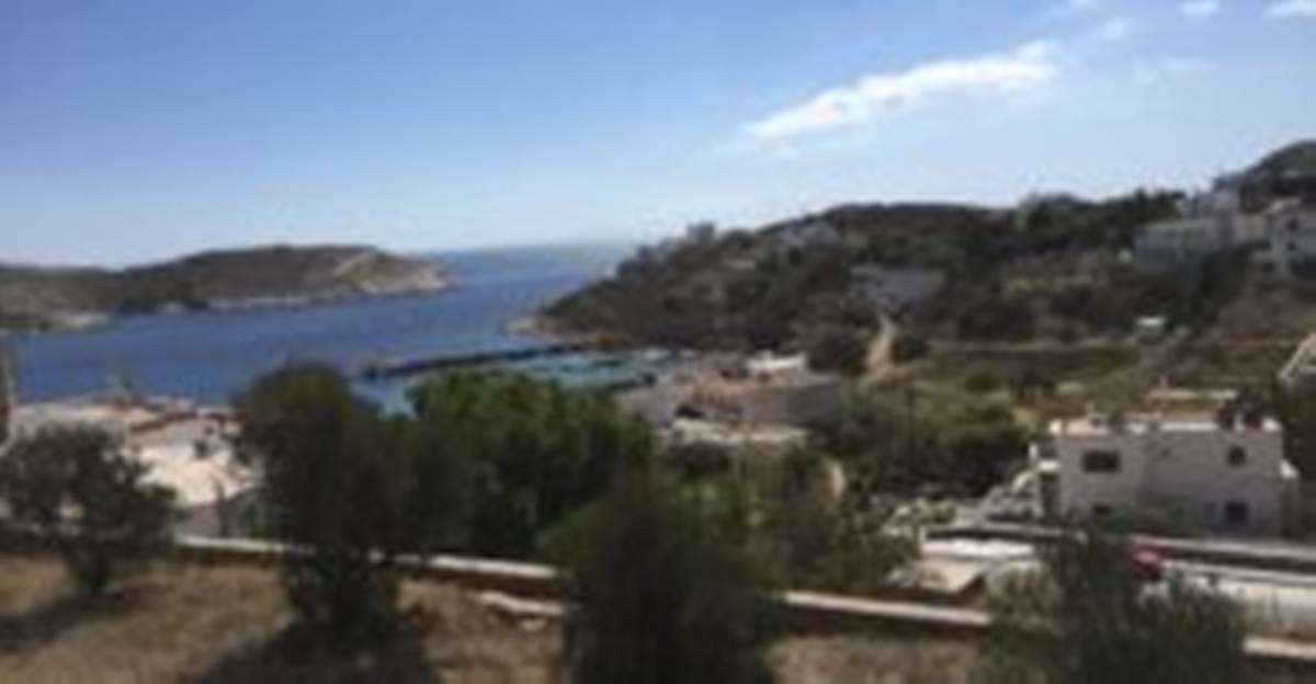 Σύρος. Πώληση Παραθαλάσσιου Οικοπέδου 1396 Μ2.