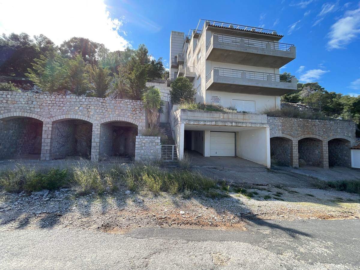 Πώληση Συγκροτήματος Κατοικιών 900 Μ2.