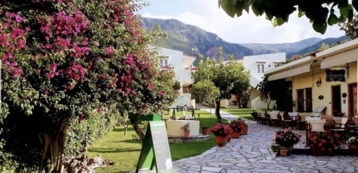 Σπηλιά Φωκίδας. Πώληση Ξενοδοχειακού Συγκροτήματος 685 Μ2.