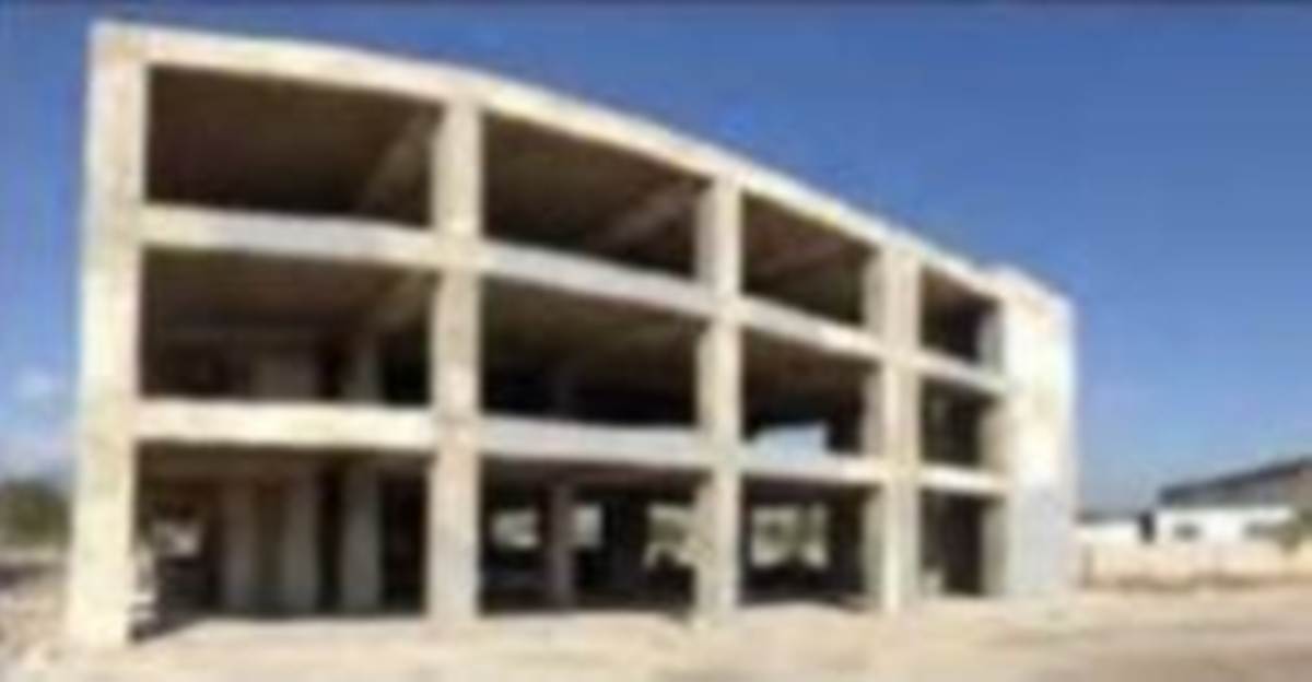 Μεταμόρφωση Αττική. Πώληση οικοπέδου 6.500 Μ2 με ημιτελές κτήριο.